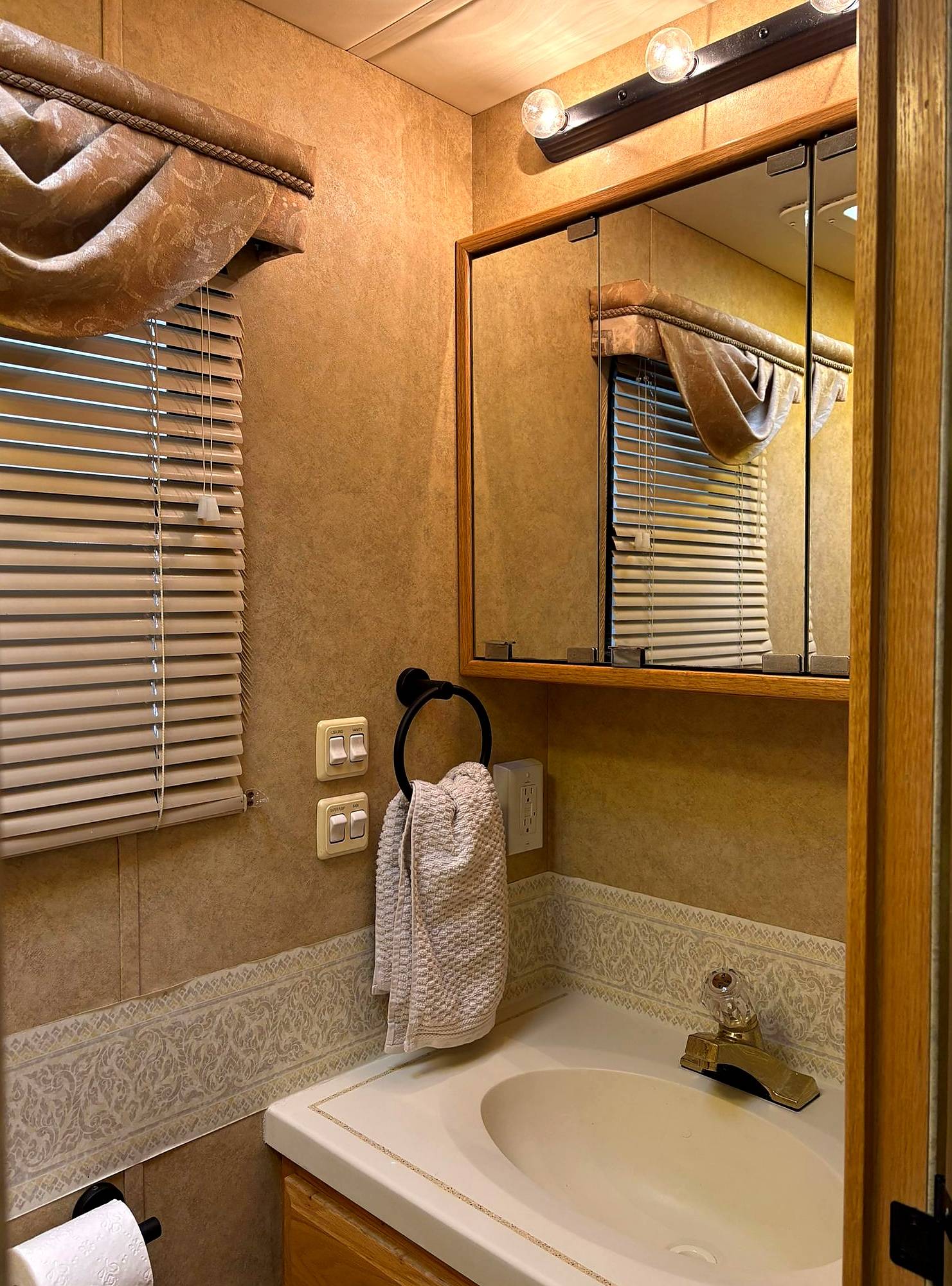 Bathroom sink vanity
